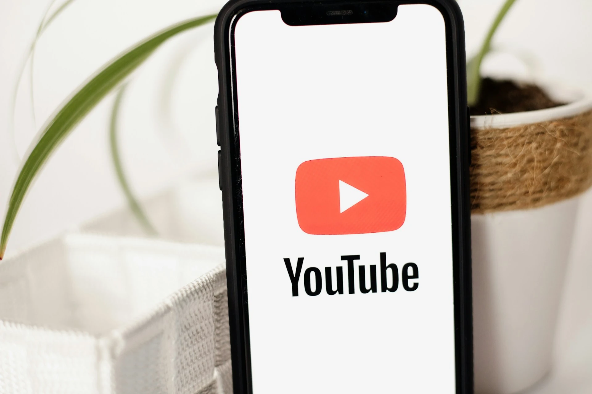 YouTube sperimenta la funzione radio guidata dall’IA e lancia lo strumento di ricerca sonora