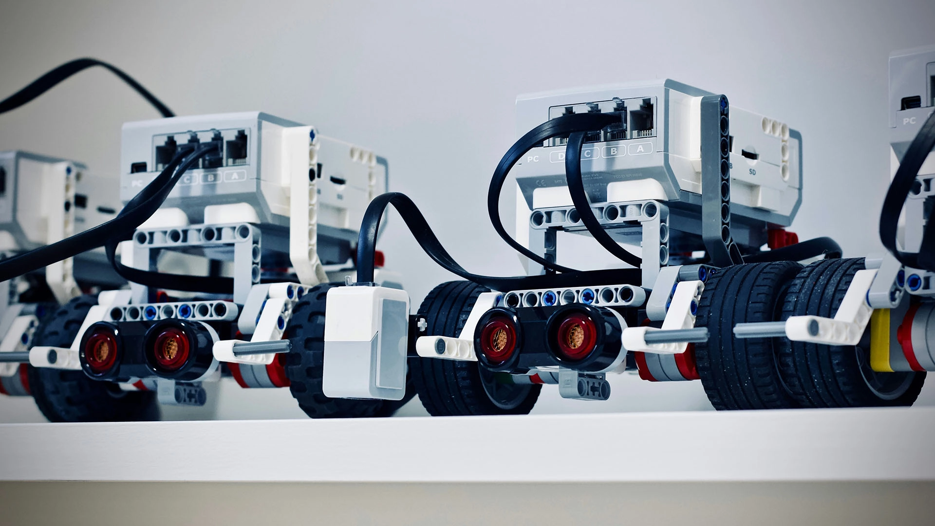 L’ex CEO di Cruise lancia la sua startup di robotica, The Bot Company, che raggiunge una valutazione di 2 miliardi di dollari.
