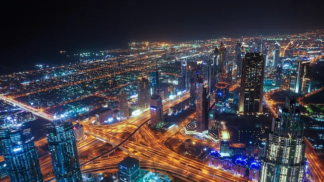 Intelligenza Artificiale in Parlamento? Gli Emirati Arabi Uniti Pianificano un Processo di Riforma Legislativa Automatizzato