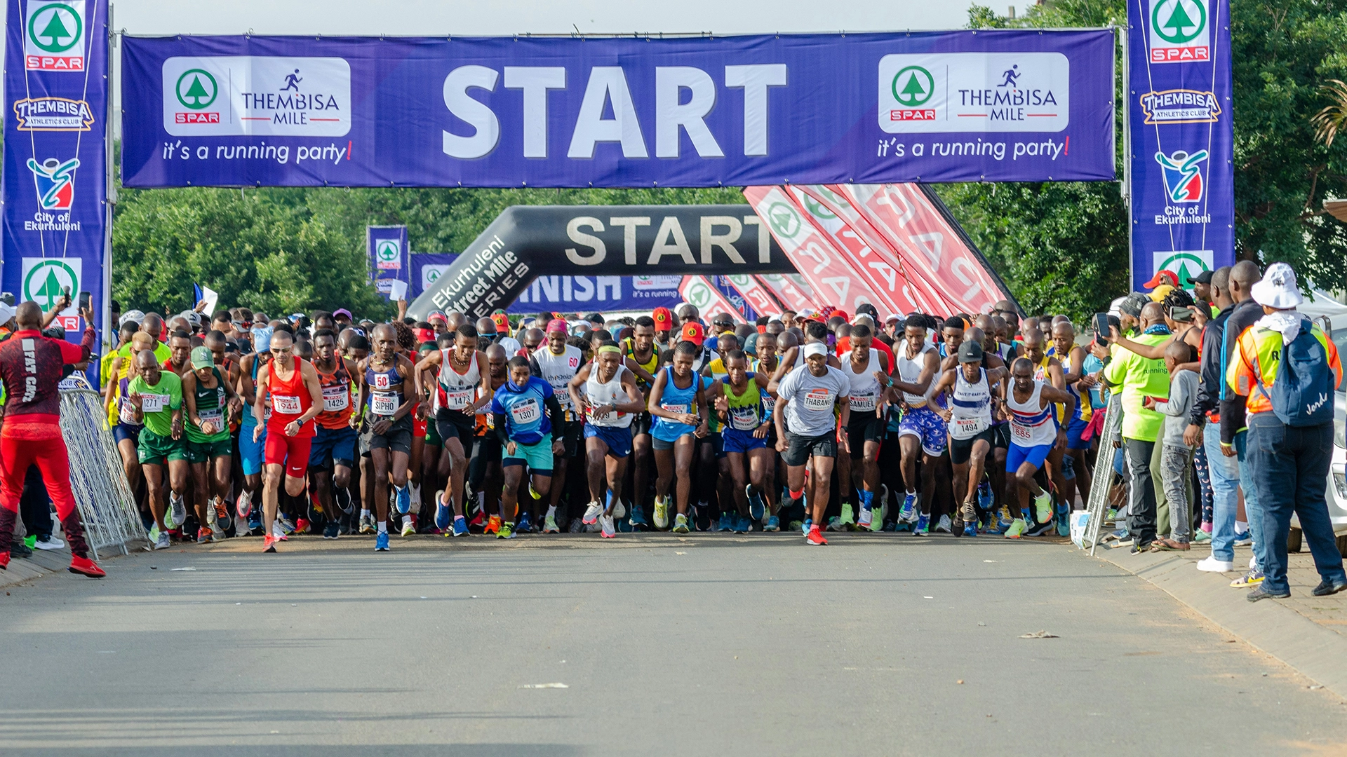 I Robot Umanoidi Corrono la Prima Mezza Maratona Accanto agli Umani a Pechino