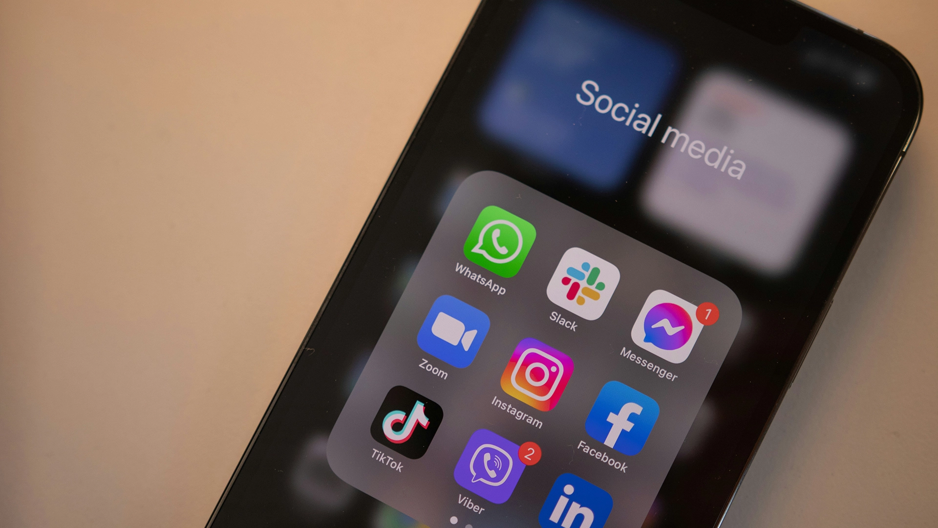 Il Governo degli Stati Uniti Monitorerà i Social Media degli Immigrati alla Ricerca di Antisemitismo