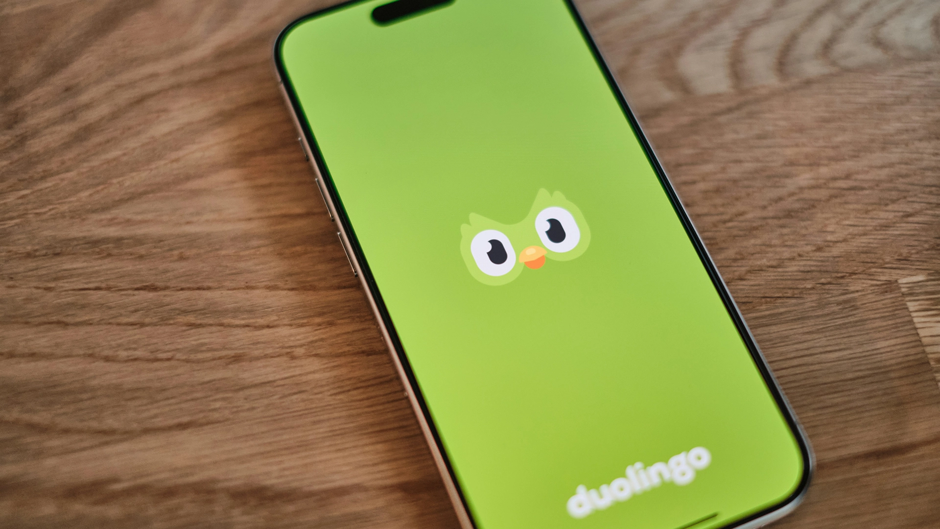 Duolingo diventa una società AI-First, sostituendo i collaboratori con l’IA