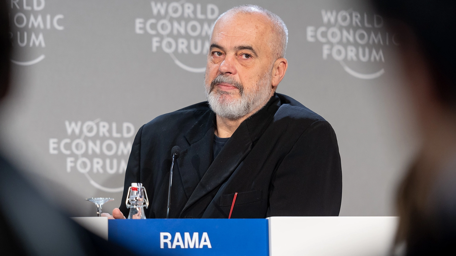 I leader europei si vedono come bebè AI al raduno di Tirana