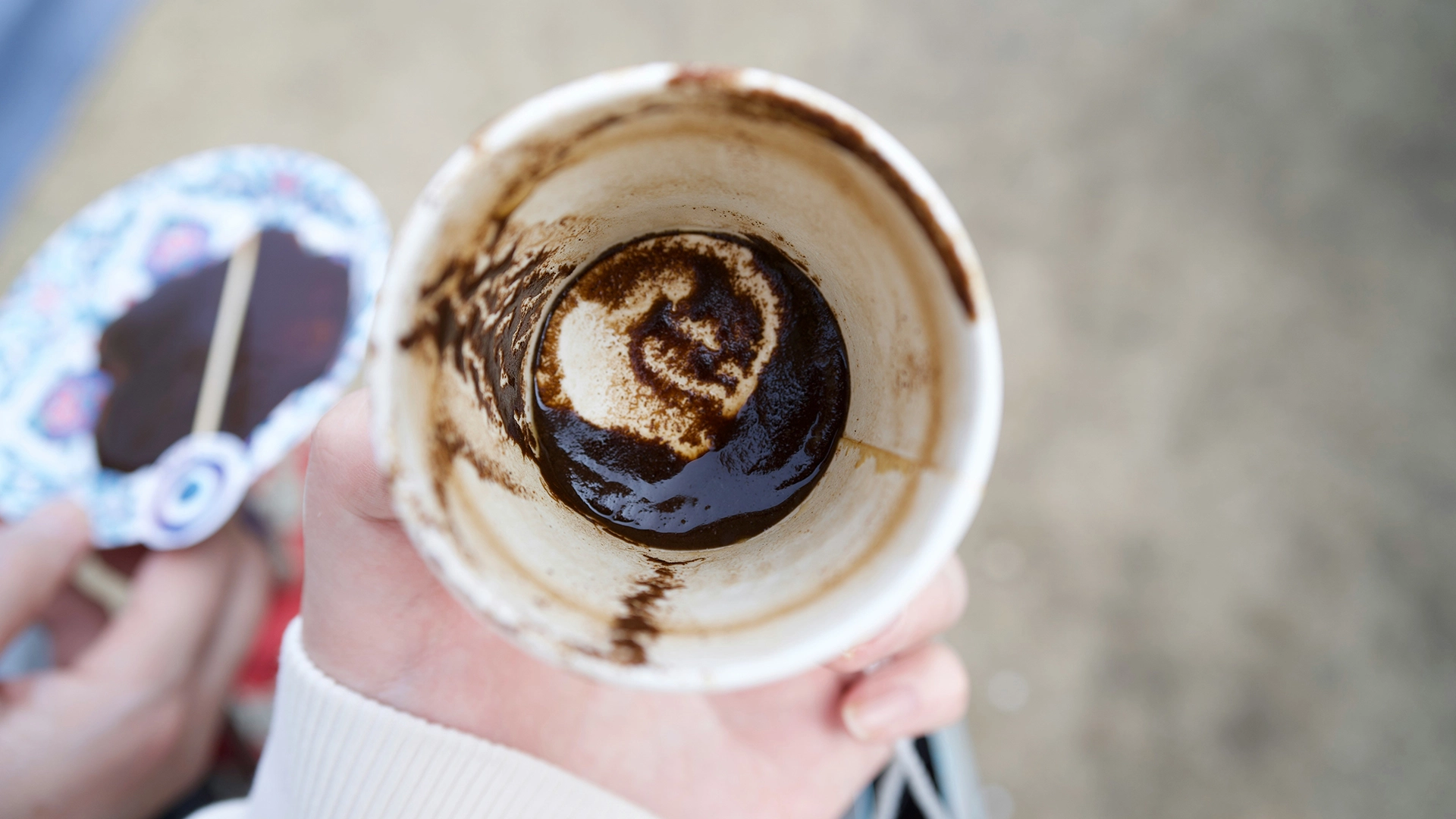 Donna Termina il Matrimonio Dopo che l’IA ‘Legge’ l’Infedeltà nel Caffè