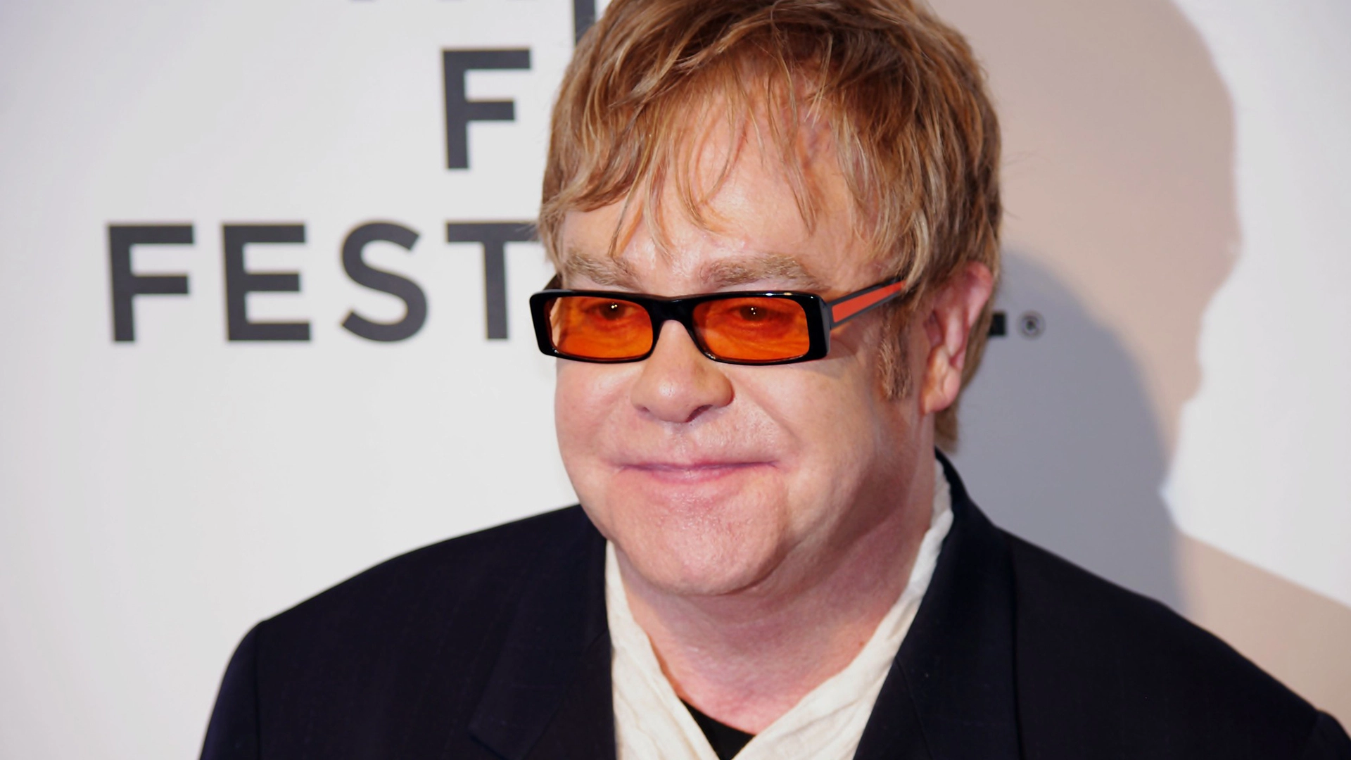 Diversi Artisti, Incluso Elton John, Condannano il Piano Britannico per i Diritti d’Autore sull’IA