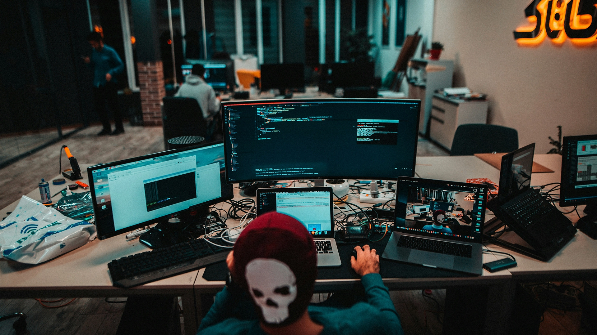 Google Afferma che gli Hacker Responsabili delle Disruzioni nel Retail UK Stanno Ora Mirando alle Imprese degli Stati Uniti