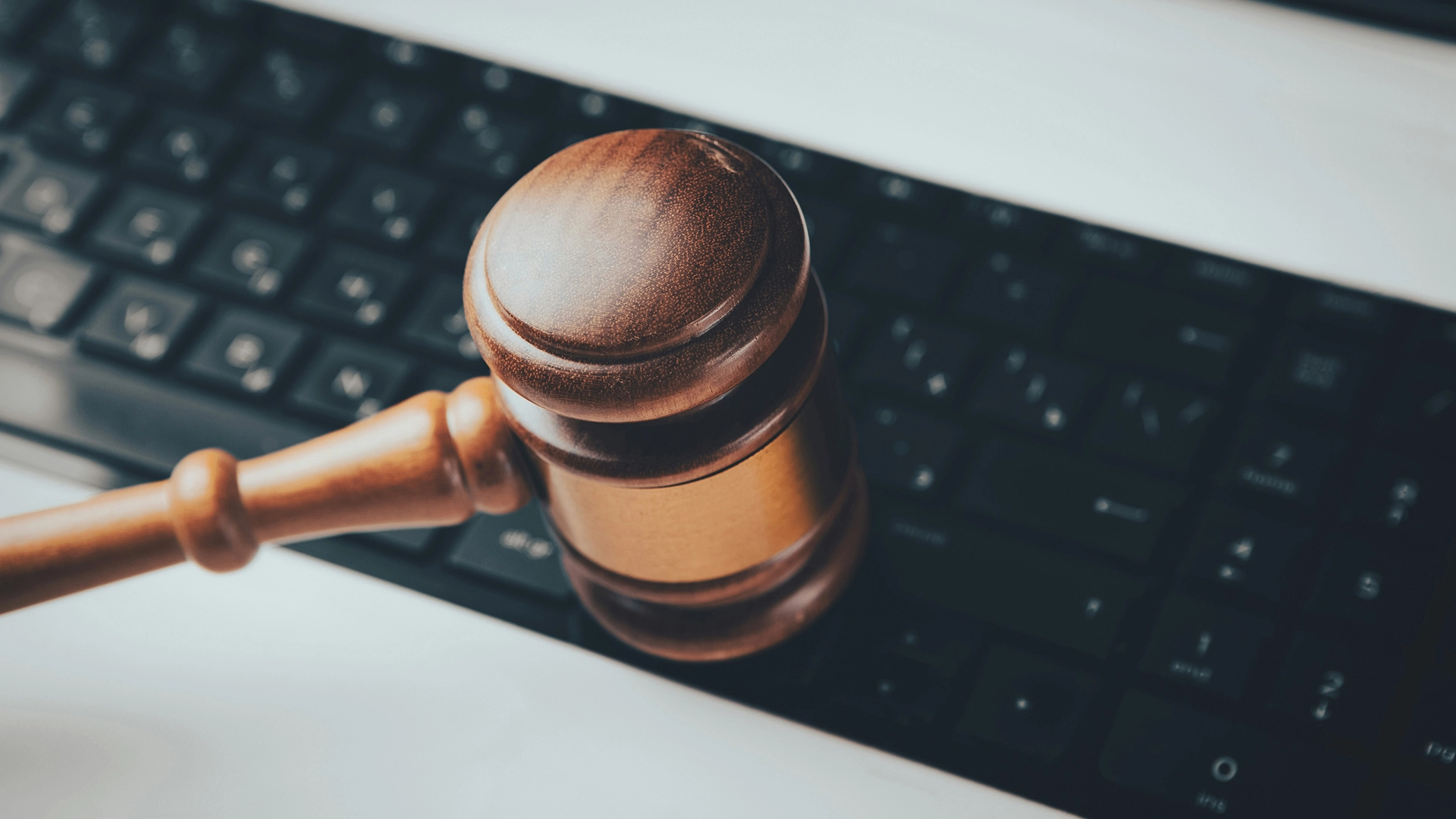 Gli Avvocati di Anthropic si Assumono la Responsabilità per l’Allucinazione AI in una Causa per Violazione di Copyright