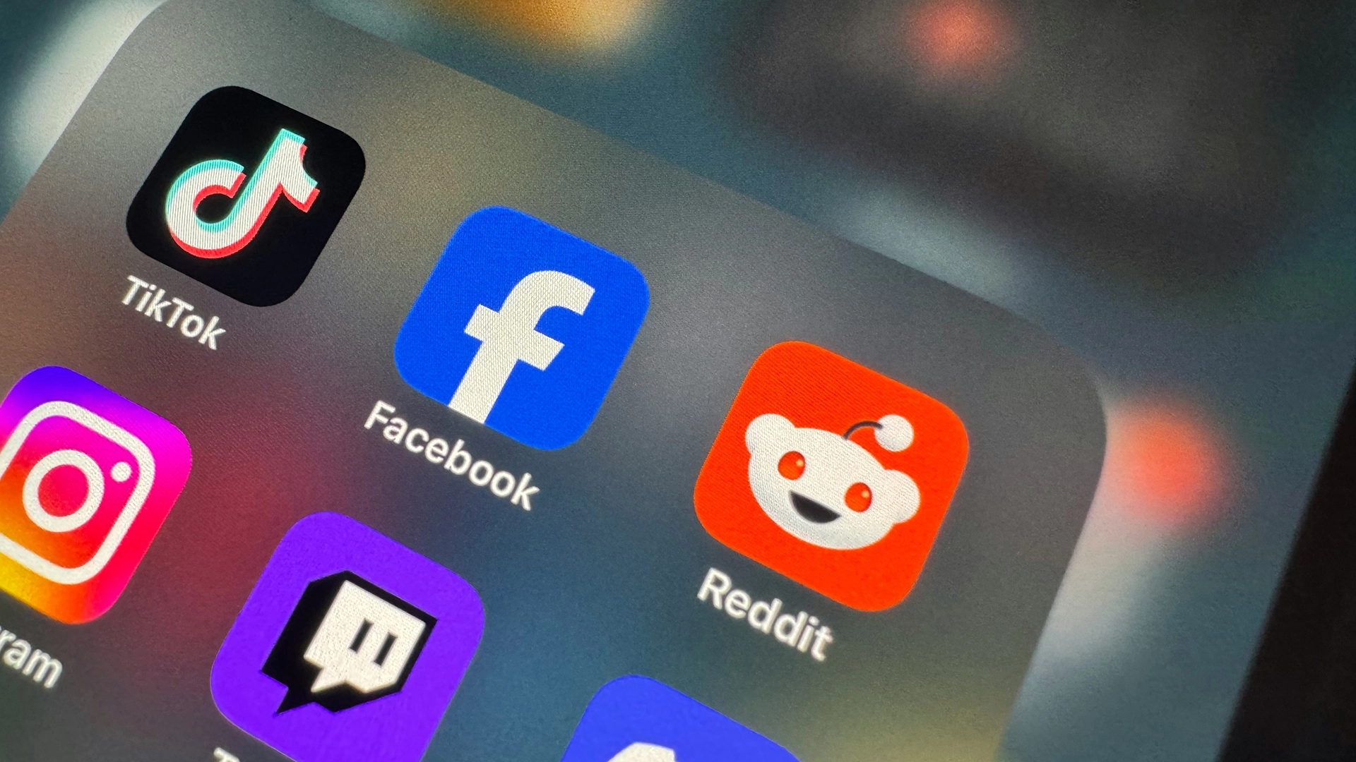 Reddit Fa Causa ad Anthropic per Aver Scansionato la Piattaforma Oltre 100,000 Volte
