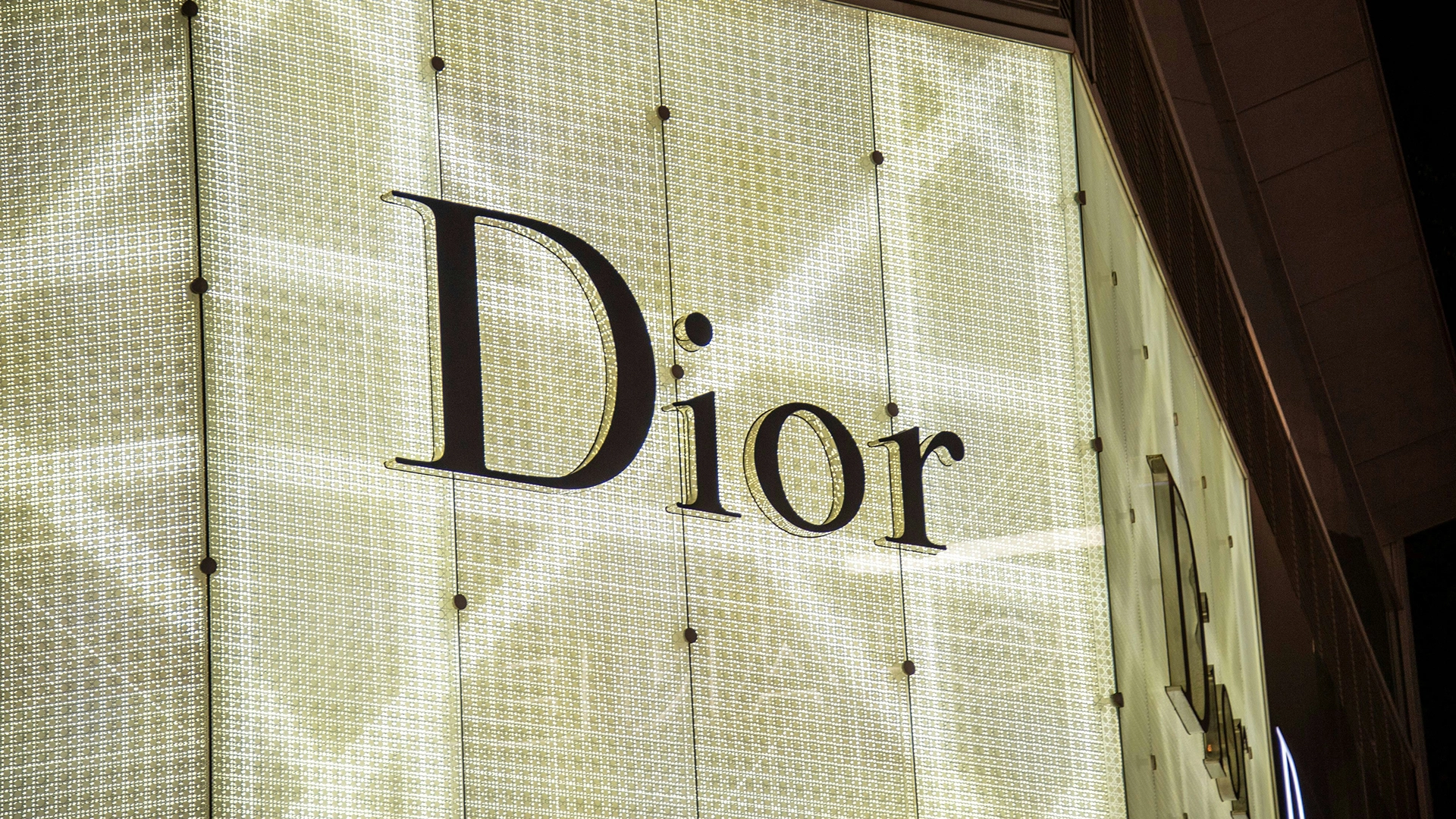 Violazione dei Dati Dior Espone le Informazioni Personali dei Clienti Statunitensi