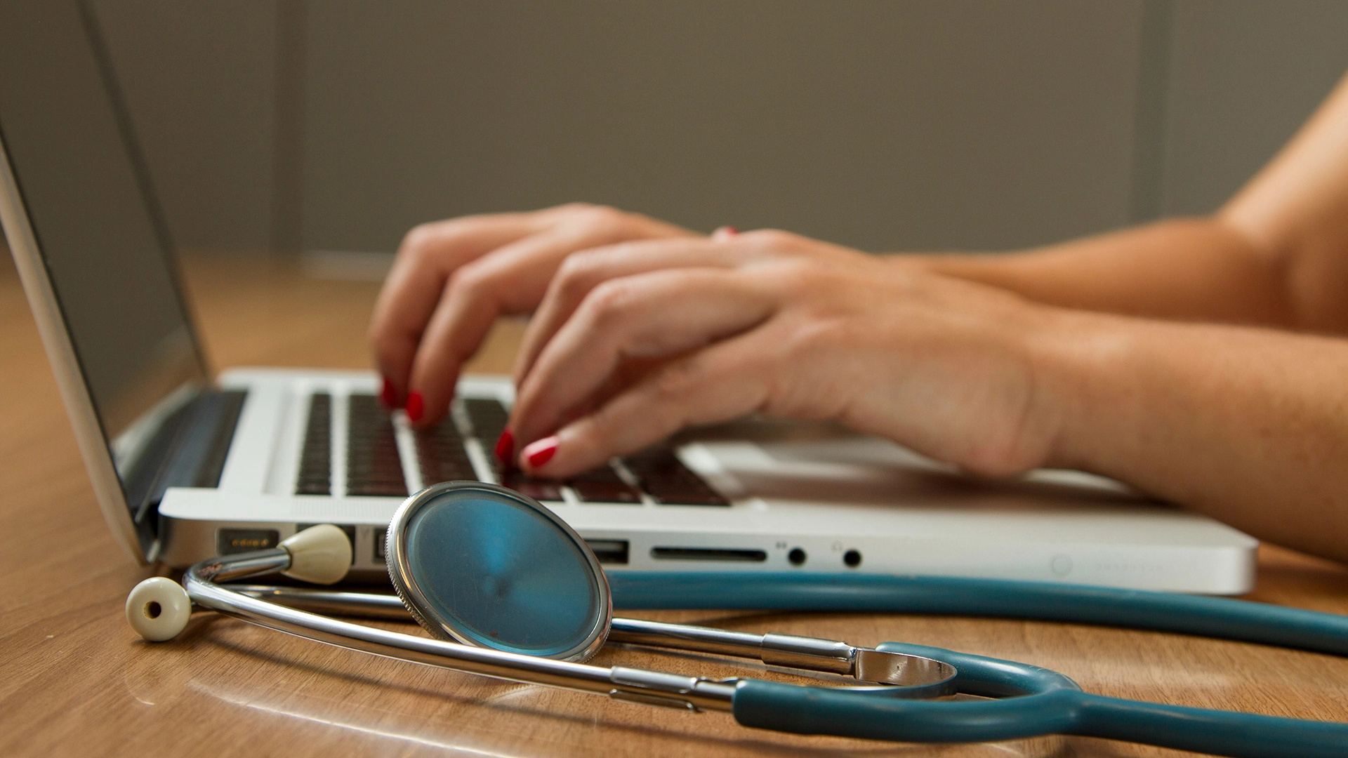 L’IA Rende le Note Mediche Più Facili da Leggere, Ma Persistono Problemi di Fiducia