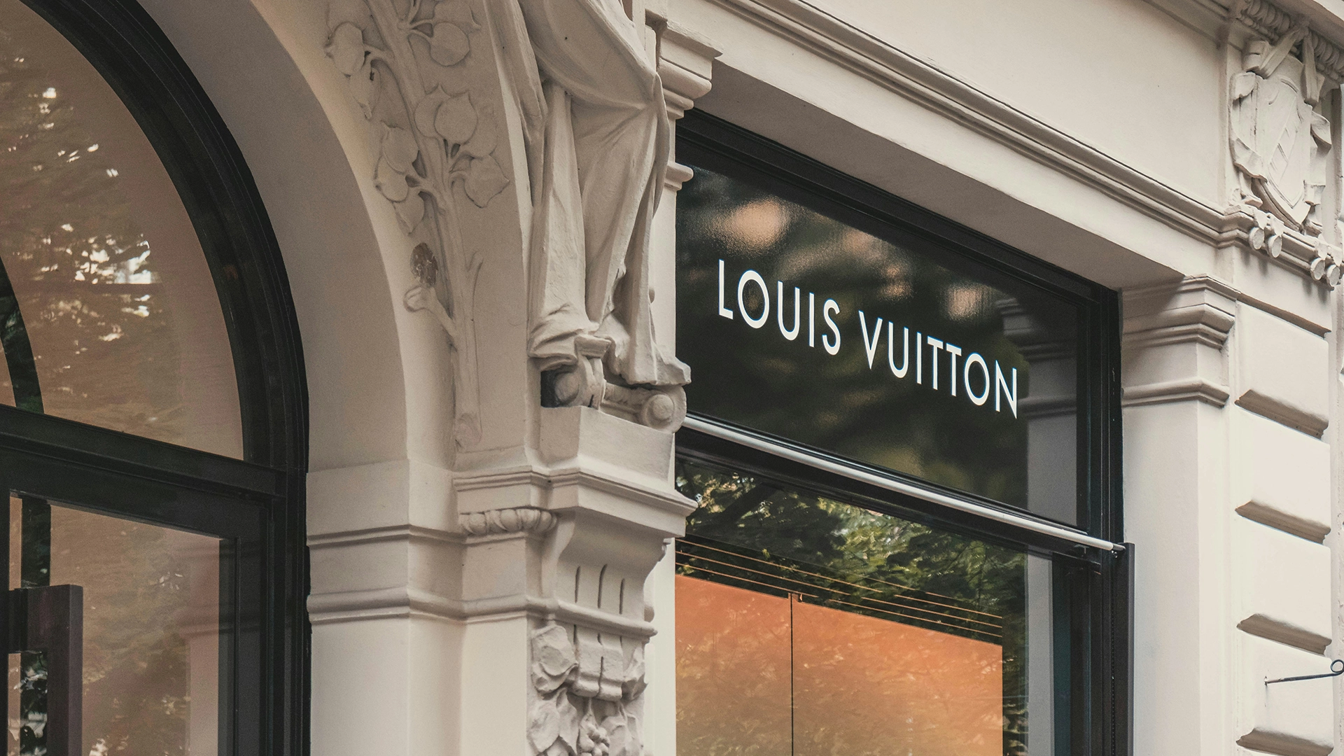 Hong Kong Indaga su Louis Vuitton Dopo una Violazione dei Dati che Colpisce 419.000 Clienti