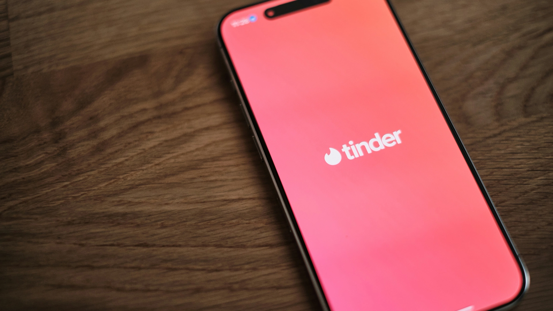 Tinder richiederà il riconoscimento facciale in California per ridurre le falsificazioni
