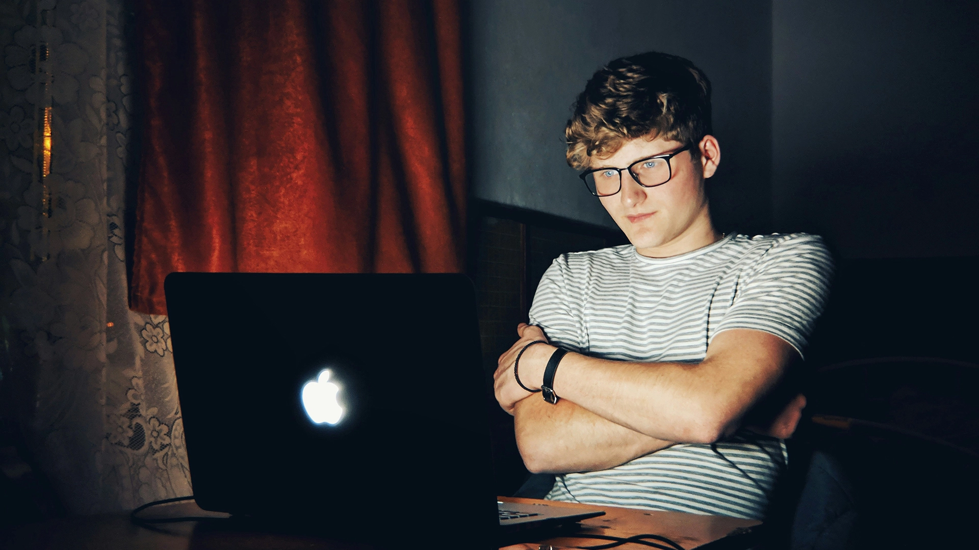 YouTube lancerà un sistema di intelligenza artificiale per identificare gli utenti adolescenti negli Stati Uniti.