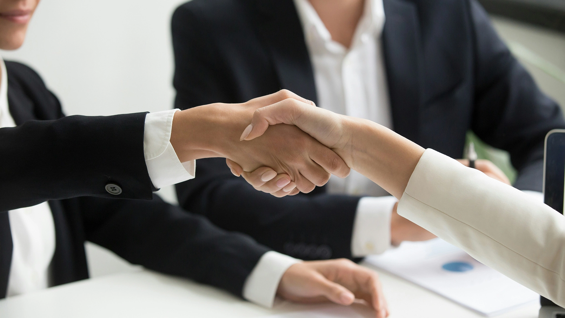 Gli Agenti AI Superano i Reclutatori Umani nei Colloqui di Lavoro, Rivela uno Studio