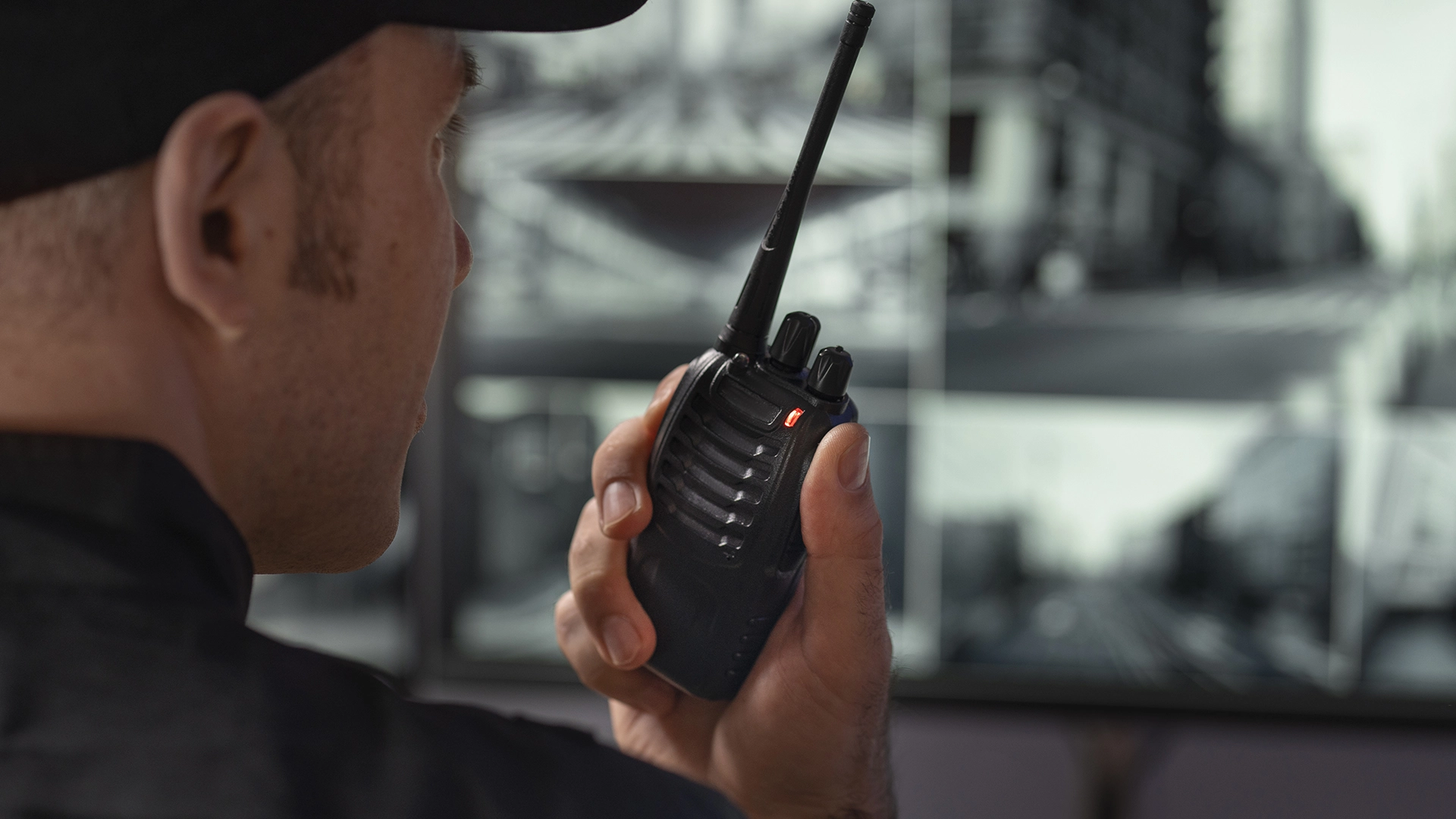 Radiotelefoni della Polizia e dell’Esercito Scoperti ad Utilizzare Chiavi di Crittografia Facilmente Decifrabili