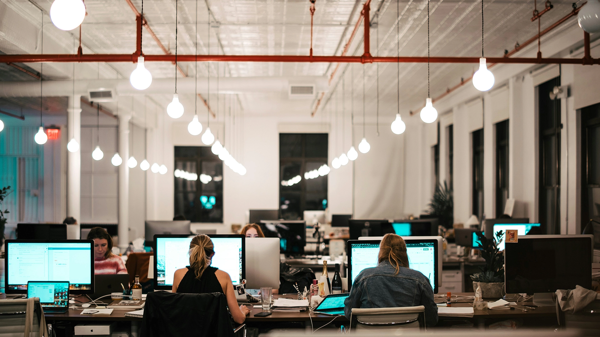 Lo Studio Rivela che l’Adozione dell’IA è Collegata ad un Calo del 13% nei Lavori di Livello Base