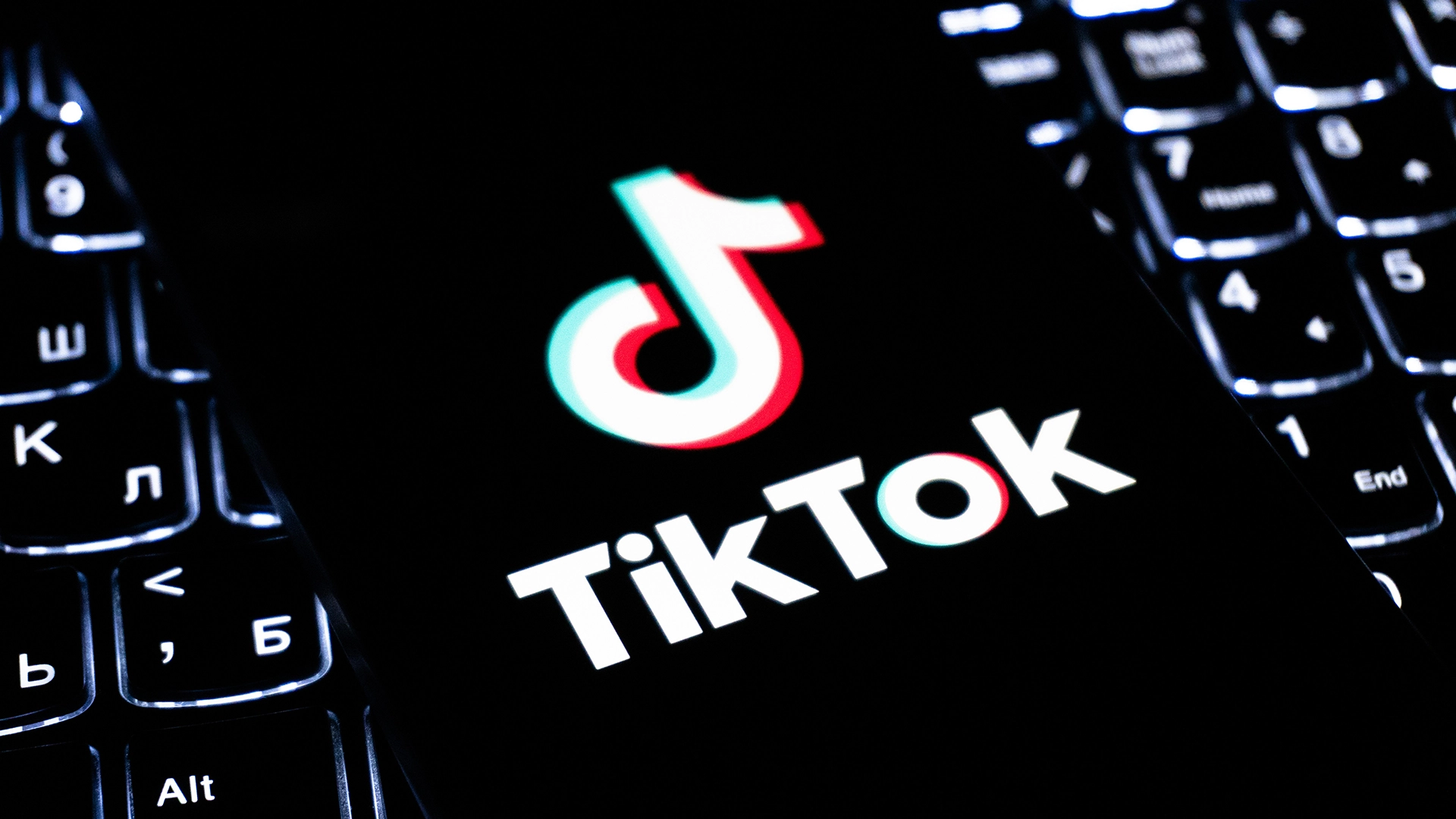 Trump firma un ordine per trasferire le operazioni statunitensi di TikTok a investitori americani